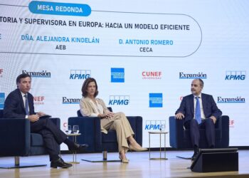 La presidenta de AEB, Alejandra Kindelán y el director de CECA, Antonio Romero (d), intervienen durante el XVI Encuentro Financiero del sector bancario, organizado por 'Expansión', KPMG, American Express y Cunef Universidad, en el auditorio El Beatriz, a Jesús Hellín - Europa Press