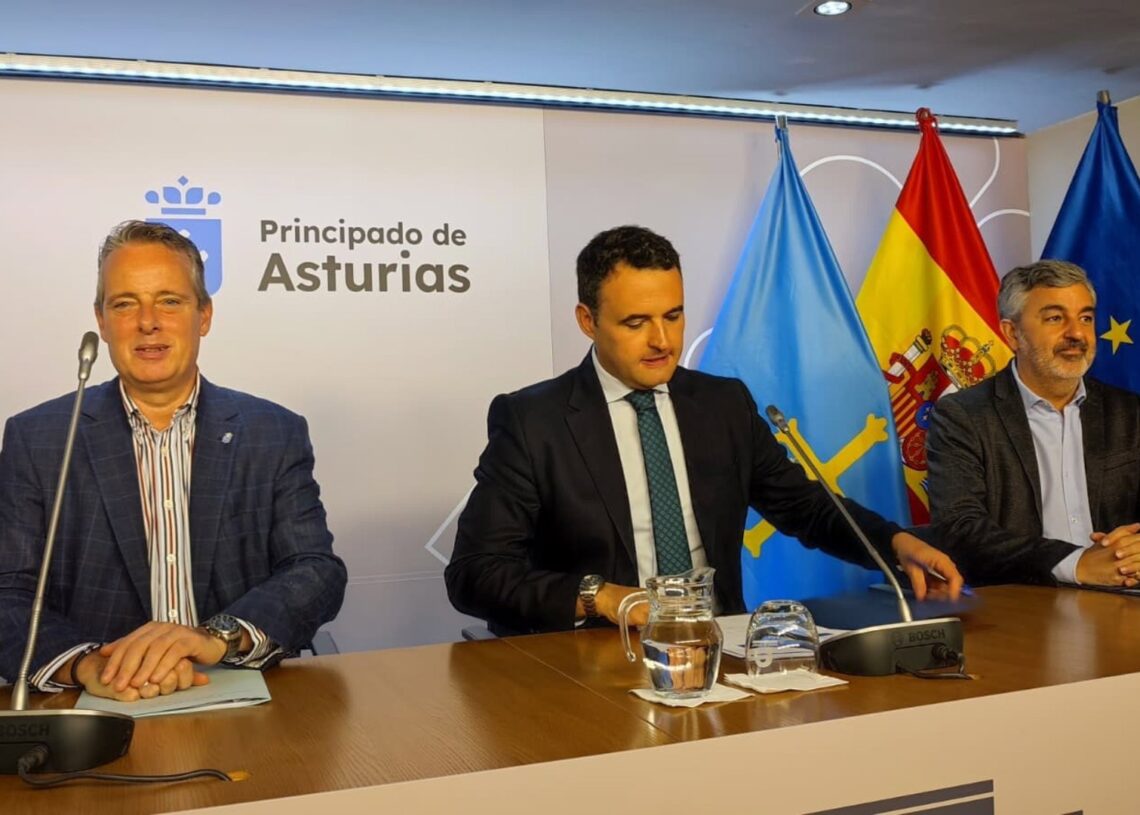 Los consejeros de Medio Rural, Marcelino Marcos, Hacienda, Guillermo Peláez y Movilidad, Alejandro Calvo.EUROPA PRESS