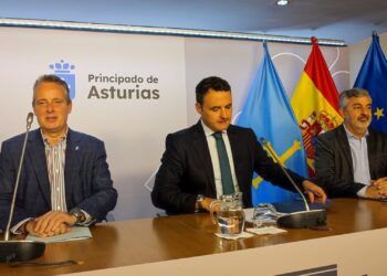 Los consejeros de Medio Rural, Marcelino Marcos, Hacienda, Guillermo Peláez y Movilidad, Alejandro Calvo.EUROPA PRESS