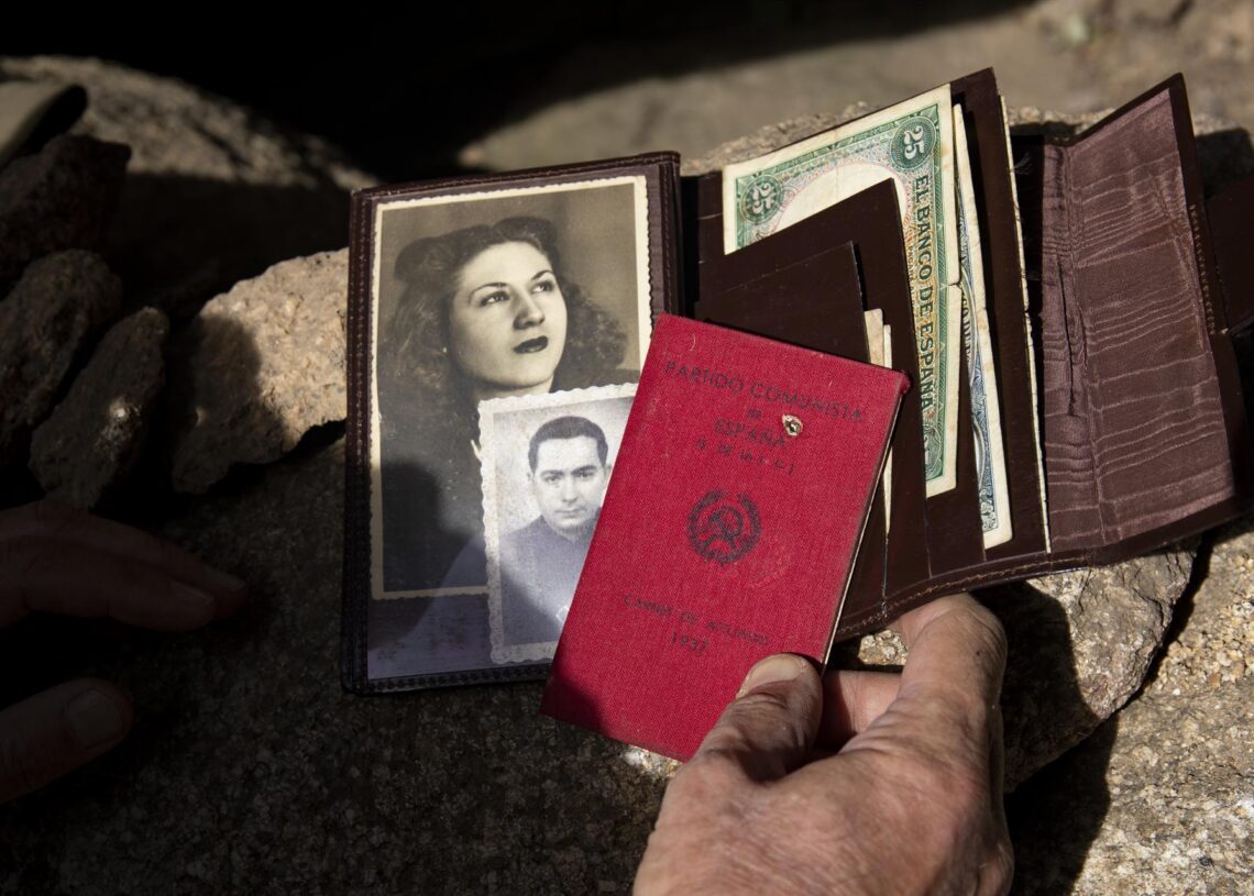 Archivo - Un carnet del Partido Comunista junto a una fotografía real de Severo Eubel de la Paz, uno de os maquis de la posguerra Rafael Bastante - Europa Press - Archivo