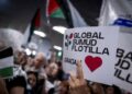 Decenas de personas esperan la llegada de los 21 ciudadanos españoles integrantes de la Sumud Global Flotilla al Aeropuerto Adolfo Suárez Madrid-BarajasA. Pérez Meca - Europa Press