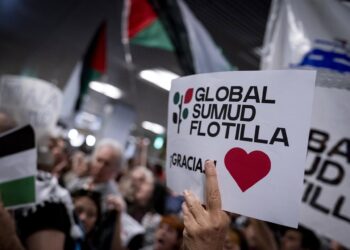 Decenas de personas esperan la llegada de los 21 ciudadanos españoles integrantes de la Sumud Global Flotilla al Aeropuerto Adolfo Suárez Madrid-BarajasA. Pérez Meca - Europa Press
