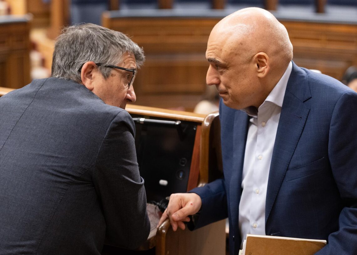 Archivo - El portavoz del PSOE en el Congreso, Patxi López (i), y el diputado del PSOE Rafael Simancas (d) conversan durante una sesión plenaria extraordinaria, en el Congreso de los Diputados, a 22 de julio de 2025, en Madrid (España). El Congreso cierraEduardo Parra - Europa Press - Archivo
