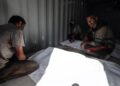 Palestinos en el Hospital Al Auda del campamento de refugiados de Nuseirat junto a los cadáveres de varios muertos por los ataques del Ejército de Israel contra la Franja de Gaza (archivo)Europa Press/Contacto/Mohammed Salama