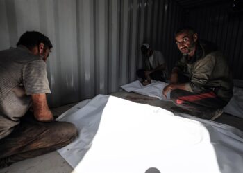 Palestinos en el Hospital Al Auda del campamento de refugiados de Nuseirat junto a los cadáveres de varios muertos por los ataques del Ejército de Israel contra la Franja de Gaza (archivo)Europa Press/Contacto/Mohammed Salama