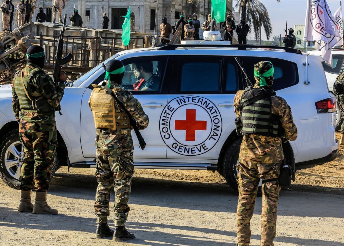 Archivo - Un vehículo del CICR durante una liberación de rehenes en febrero en la Franja de GazaAbed Rahim Khatib/dpa - Archivo
