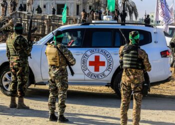Archivo - Un vehículo del CICR durante una liberación de rehenes en febrero en la Franja de GazaAbed Rahim Khatib/dpa - Archivo
