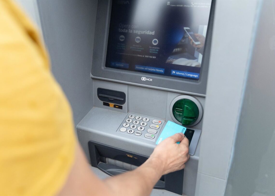 Archivo - Un hombre utiliza un cajero automático, a 26 de junio de 2024, en Madrid (España). Eduardo Parra - Europa Press - Archivo