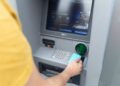 Archivo - Un hombre utiliza un cajero automático, a 26 de junio de 2024, en Madrid (España). Eduardo Parra - Europa Press - Archivo