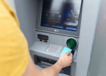 Archivo - Un hombre utiliza un cajero automático, a 26 de junio de 2024, en Madrid (España). Eduardo Parra - Europa Press - Archivo
