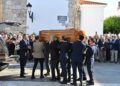 Llegada del féretro del expresidente de la Junta de Extremadura, Guillermo Fernández Vara, a la Iglesia de Santa María Magdalena para su funeral en Olivenza Andrés Rodríguez - Europa Press