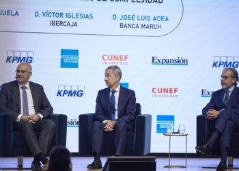 (I-D) El CEO de Kutxabank, Eduardo Ruiz de Gordejuela; el CEO de Ibercaja, Víctor Iglesias y .el CEO de Banca March, José Luis Acea, participan en un mesa redonda durante el XVI Encuentro Financiero del sector bancario, organizado por 'Expansión', KPMG, AJesús Hellín - Europa Press