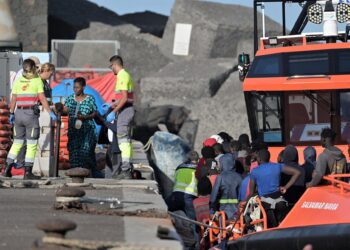 Efectivos de emergencias atienden a personas en el Muelle de la Restinga, El Hierro, Canarias (España). Europa Press Canarias - Europa Press