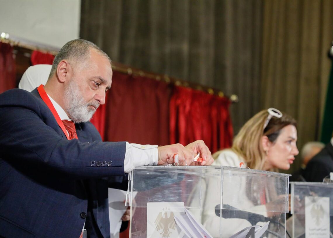 Miembros de los comités electorales de Siria votan en las parlamentarias indirectas del 5 de octubre de 2025, las primeras desde la caída del régimen de Bashar al Assad (archivo)Europa Press/Contacto/Mohammad Bashir Aldaher