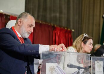 Miembros de los comités electorales de Siria votan en las parlamentarias indirectas del 5 de octubre de 2025, las primeras desde la caída del régimen de Bashar al Assad (archivo)Europa Press/Contacto/Mohammad Bashir Aldaher