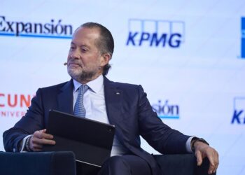 El presidente de ABANCA, Juan Carlos Escotet, interviene en el XVI Encuentro Financiero del sector bancario, organizado por 'Expansión', KPMG, American Express y Cunef Universidad, en el auditorio El Beatriz, a 6 de octubre de 2025, en Madrid (España). Jesús Hellín - Europa Press