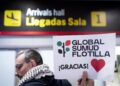Decenas de personas esperan la llegada de los 21 ciudadanos españoles integrantes de la Sumud Global Flotilla al Aeropuerto Adolfo Suárez Madrid-BarajasA. Pérez Meca - Europa Press