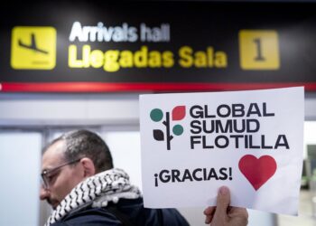 Decenas de personas esperan la llegada de los 21 ciudadanos españoles integrantes de la Sumud Global Flotilla al Aeropuerto Adolfo Suárez Madrid-BarajasA. Pérez Meca - Europa Press