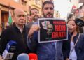 El portavoz de Vox en las Cortes, Alejandro Nolasco, sostiene un cartel con el que insta a declarar persona non grata al portavoz y fundador de la Casa Palestina de Aragón, Ibrahim Abayat, en una comparecencia frente a la sede de Casa Palestina.VOX