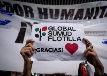 Decenas de personas esperan la llegada de los 21 ciudadanos españoles integrantes de la Sumud Global Flotilla al Aeropuerto Adolfo Suárez Madrid-BarajasA. Pérez Meca - Europa Press