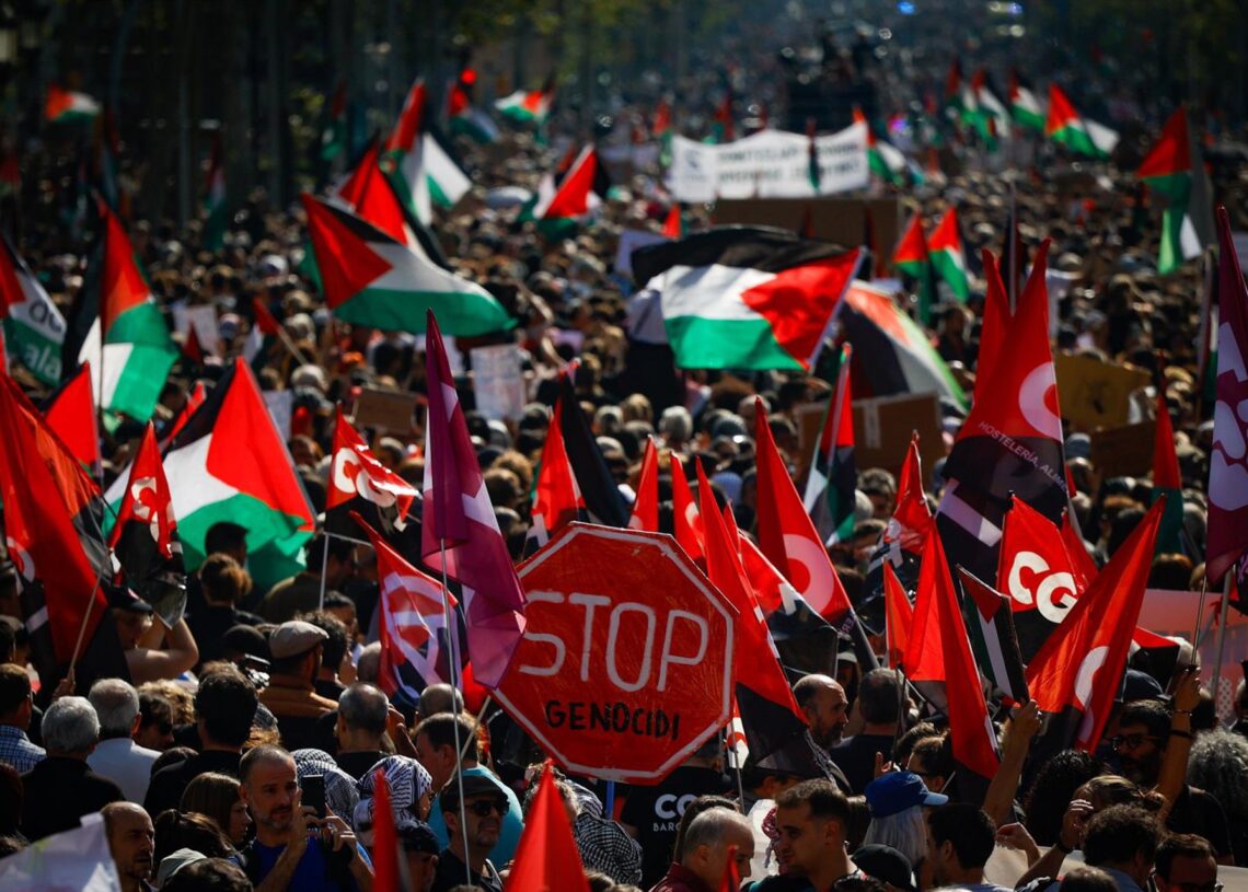 Decenas de personas durante una manifestación en apoyo a Palestina en Barcelona.Kike Rincón - Europa Press