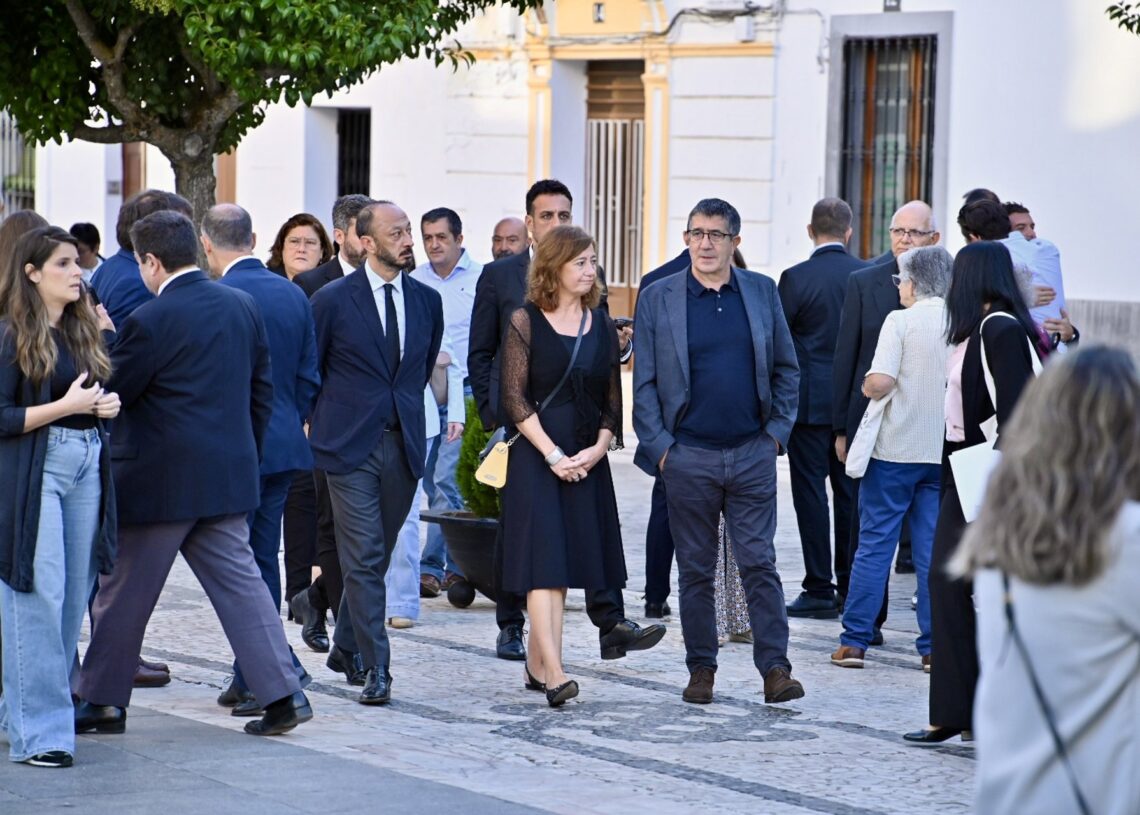 El vicepresidente primero de la Mesa del Congreso, Alfonso Rodríguez Gómez de Celis, la presidenta del Congreso, Francina Armengol y el portavoz del PSOE en el Congreso, Patxi López, llegan al funeral de  Fernández Vara.Andrés Rodríguez - Europa Press
