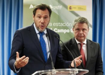 El ministro de Transportes, Óscar Puente, y el secretario de estado de Transportes y Mobilidad Sostenibles, José Antonio Santanao Clavero, durante una rueda de prensa tras la reunión de la Sociedad Valladolid Alta Velocidad este lunes Valladolid.Photogenic/Claudia Alba - Europa Press