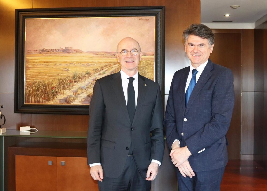 Archivo - De idza a dcha: el presidente de PSN, Armando Solís, junto al profesor Luis A. Seco.PSN - Archivo