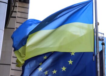Archivo - Banderas de Ucrania y de la Unión EuropeaVALERIA MONGELLI / ZUMA PRESS / CONTACTOPHOTO