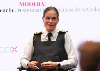 La Teniente de Navío María del Rocío Porras de Sola, Jefe de armas del subarino S-82.ARTÍCULO 14