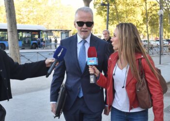 El abogado de Begoña Gómez, Antonio Camacho,, a su llegada a los juzgados de Plaza Castilla, a 6 de octubre de 2025, en Madrid (España). El juez Juan Carlos Peinado ha citado este lunes a la esposa del presidente del Gobierno, Begoña Gómez, para comunicarGustavo Valiente - Europa Press