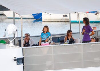 Archivo - La activista sueca Greta Thunberg y la exalcaldesa de Barcelona Ada Colau a bordo de un barco de la  Global Sumud Flotilla en el puerto de BarcelonaKike Rincón - Europa Press - Archivo