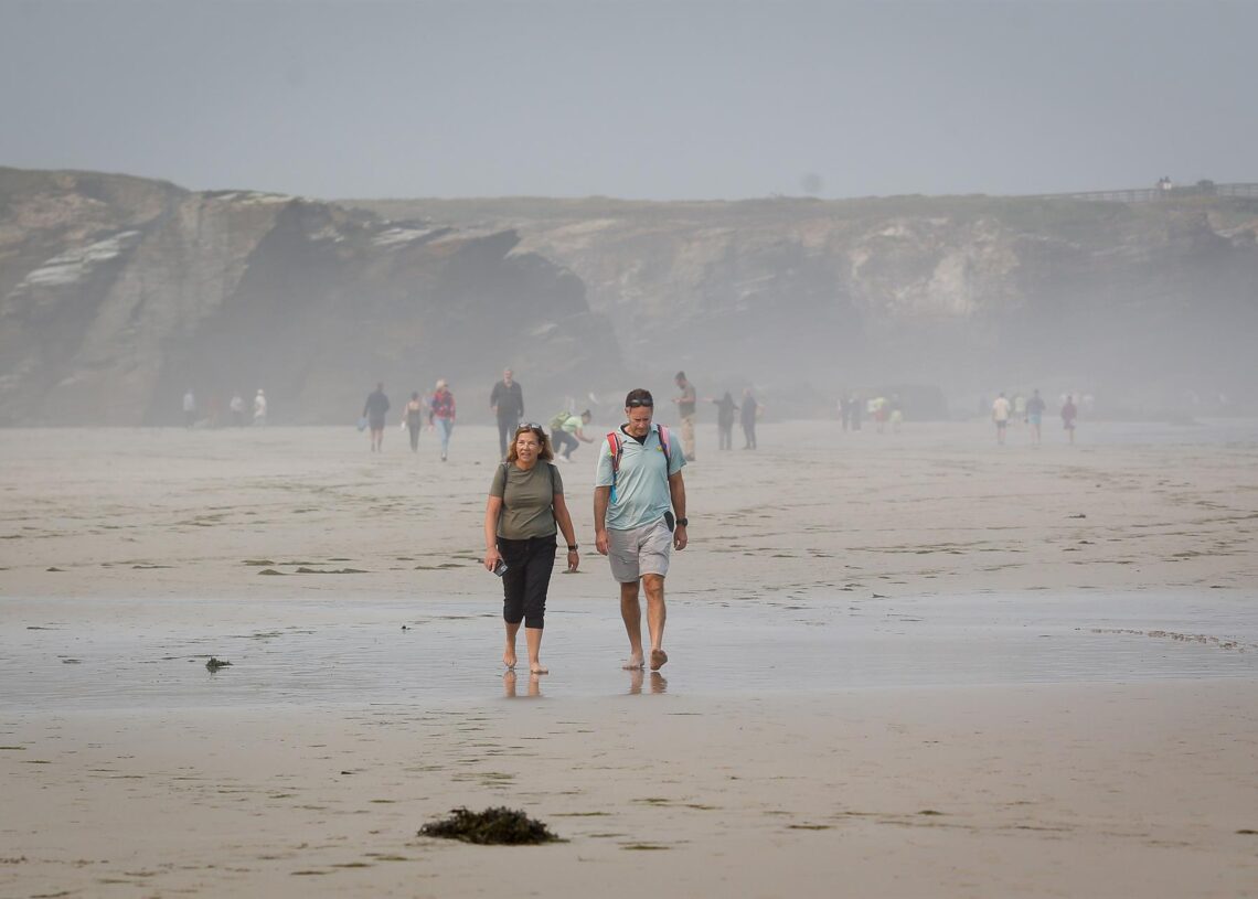 Archivo - Varias personas pasean durante la bajamar en la playa de Las Catedrales, a 19 de septiembre de 2024, en Ribadeo, Lugo, Galicia (España). Carlos Castro - Europa Press - Archivo