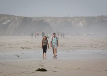 Archivo - Varias personas pasean durante la bajamar en la playa de Las Catedrales, a 19 de septiembre de 2024, en Ribadeo, Lugo, Galicia (España). Carlos Castro - Europa Press - Archivo