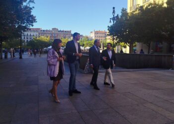 El vicesecretario de Política Autonómica del Partido Popular, Elías Bendodo, junto al presidente del Partido Popular de Navarra, Javier García, y el senador Alejo MirandaEUROPA PRESS