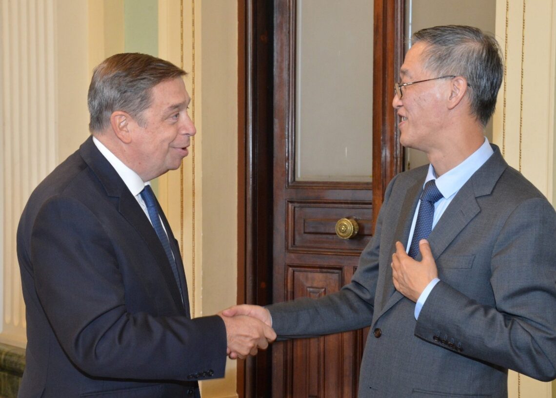 El ministro de Agricultura, Pesca y Alimentación, Luis Planas,y el embajador de la República Popular China, Yao Jing.MINISTERIO DE AGRICULTURA, PESCA Y ALIMENTACIÓN