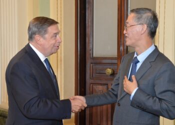 El ministro de Agricultura, Pesca y Alimentación, Luis Planas,y el embajador de la República Popular China, Yao Jing.MINISTERIO DE AGRICULTURA, PESCA Y ALIMENTACIÓN