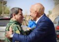 Mazlum Abdi y Tom Barrack en HasakaFUERZAS DEMOCRÁTICAS SIRIAS (FDS)