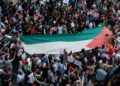 Archivo - Vista general de varias personas con una bandera de Palestina durante una manifestación en apoyo al pueblo palestino, desde la Puerta del Sol, a 15 de octubre de 2023, en Madrid (España).Matias Chiofalo - Europa Press - Archivo