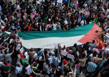 Archivo - Vista general de varias personas con una bandera de Palestina durante una manifestación en apoyo al pueblo palestino, desde la Puerta del Sol, a 15 de octubre de 2023, en Madrid (España).Matias Chiofalo - Europa Press - Archivo