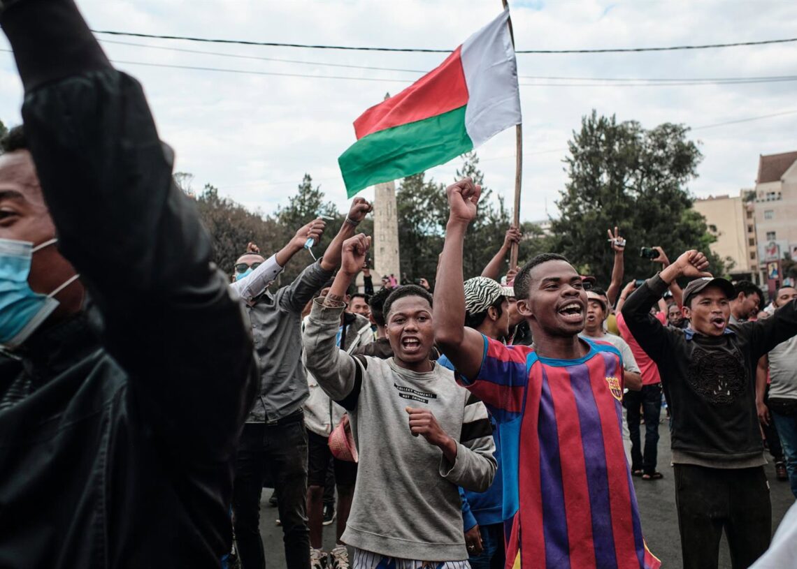 Jóvenes manifestantes con la bandera del país entre las manos en Antananarivo, MadagascarEuropa Press/Contacto/iAko Randrianarivelo