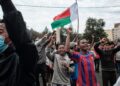 Jóvenes manifestantes con la bandera del país entre las manos en Antananarivo, MadagascarEuropa Press/Contacto/iAko Randrianarivelo