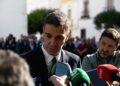 El presidente del Gobierno, Pedro Sánchez, ofrece declaraciones a los medios a su llegada al funeral del expresidente de la Junta de Extremadura, Guillermo Fernández Vara, a 6 de octubre de 2025, en Olivenza, Badajoz, Extremadura (España). Andrés Rodríguez - Europa Press