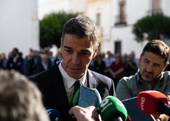 El presidente del Gobierno, Pedro Sánchez, ofrece declaraciones a los medios a su llegada al funeral del expresidente de la Junta de Extremadura, Guillermo Fernández Vara, a 6 de octubre de 2025, en Olivenza, Badajoz, Extremadura (España). Andrés Rodríguez - Europa Press