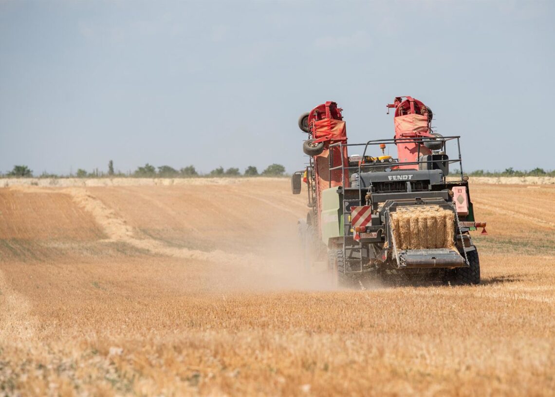 Archivo - Maquinaria trabajando un campo de pasto, a 17 de junio de 2024, en Albacete, Castilla-La Mancha (España). La Unión de Pequeños Agricultores (UPA)Víctor Fernández - Europa Press - Archivo