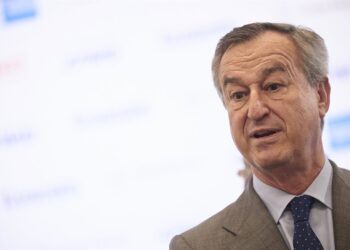 El consejero delegado de Banc Sabadell, César González-Bueno, a su salida del XVI Encuentro Financiero del sector bancario, organizado por 'Expansión', KPMG, American Express y Cunef Universidad, en el auditorio El Beatriz, a 6 de octubre de 2025.Jesús Hellín - Europa Press
