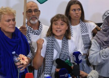 La activista sueca Greta Thunberg habla ante la prensa desde Grecia tras ser deportada por Israel después del abordaje en aguas internacionales de la Global Sumud Flotilla (archivo)Europa Press/Contacto/Aristidis Vafeiadakis