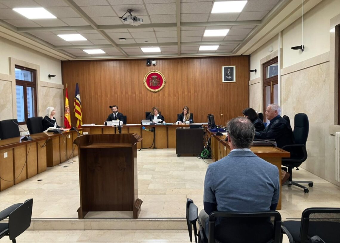 El acusado, de espaldas, este martes en la Audiencia Provincial de Palma.EUROPA PRESS