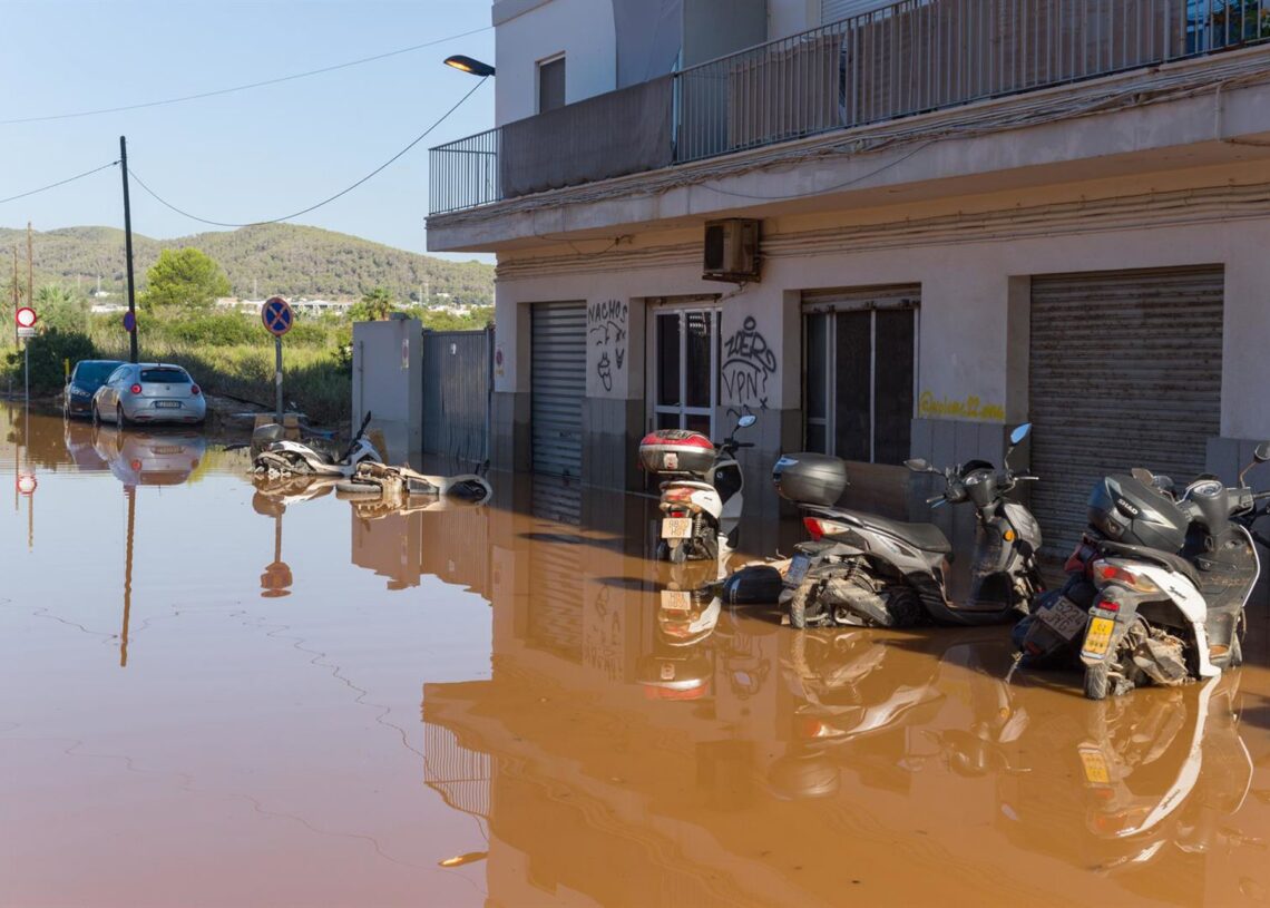 Una calle anegada de agua tras las lluvias en Ibiza.Germán Lama - Europa Press