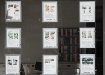 Archivo - Anuncios de pisos en venta en una inmobiliaria, en Madrid (España).Jesús Hellín - Europa Press - Archivo